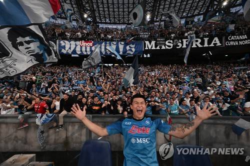 이탈리아 축구대표팀 출신 수비수이자 1982 FIFA 스페인 월드컵 우승 주역 풀비오 콜로바티는 인터밀란이 1996년생 김민재를 주시하고 있다는 소식을 듣자 친정팀이 더 젊은 수비수를 영입할 것으로 예상했다. 김민재는 최근 바이에른 뮌헨에서 주전 경쟁에 어려움을 겪어 인터밀란 이적설이 불거졌다. 이때 콜로바티는 인터밀란이 김민재보다 어린 이탈리아 수비수 1996년생 알레산드로 부온조르노나 2003년생 조르지오 스칼비니를 영입할 것으로 예상했다. 연합뉴스