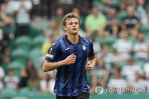 이탈리아 축구대표팀 출신 수비수이자 1982 FIFA 스페인 월드컵 우승 주역 풀비오 콜로바티는 인터밀란이 1996년생 김민재를 주시하고 있다는 소식을 듣자 친정팀이 더 젊은 수비수를 영입할 것으로 예상했다. 김민재는 최근 바이에른 뮌헨에서 주전 경쟁에 어려움을 겪어 인터밀란 이적설이 불거졌다. 이때 콜로바티는 인터밀란이 김민재보다 어린 이탈리아 수비수 1996년생 알레산드로 부온조르노나 2003년생 조르지오 스칼비니를 영입할 것으로 예상했다. 연합뉴스