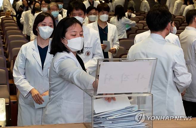 사직 행렬 (서울=연합뉴스) 윤동진 기자 = 25일 오전 서울 고려대학교 안암병원에서 열린 ‘고려대학교 의료원 교수 총회’에서 교수들이 사직서를 제출하고 있다. 2024.3.25 mon@yna.co.kr