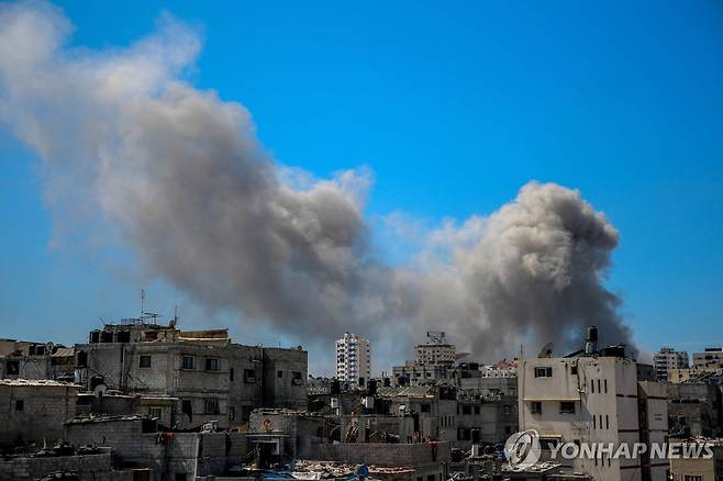 이스라엘군의 공습 이후 가자지구 최대 의료기관인 알시파 병원 인근에서 연기가 치솟고 있다. [AFP 연합뉴스. 재판매 및 DB 금지]