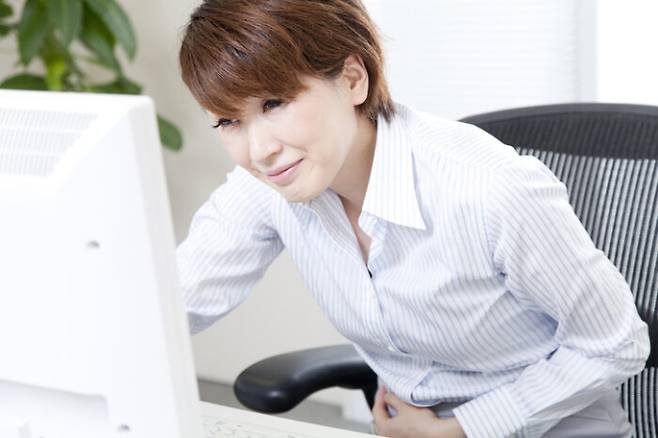 직장인은 점심 식사 이후 쉴 여유 없이 바로 일하는 경우가 많다. 이때 속이 더부룩하거나 명치 쪽에 통증이 있는 등 소화불량 증상이 나타나곤 한다. [사진=게티이미지뱅크]