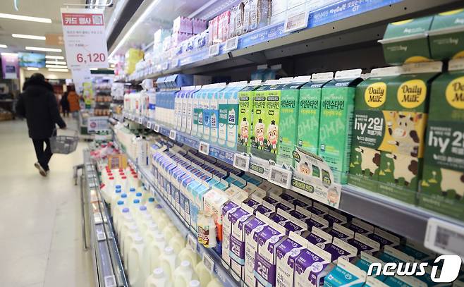 서울 시내의 한 대형 마트에 우유 제품들이 진열돼 있다.(사진은 기사 내용과 무관함)  2024.1.18/뉴스1 ⓒ News1 이승배 기자