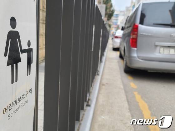 대전 서구 둔산동의 한 초등학교 어린이보호구역(스쿨존)에 불법주차한 차량들이 늘어서 있다. /뉴스1ⓒNews1 김종서 기자