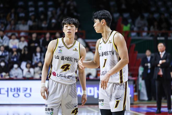 LG 이재도와 유기상이 경기 중 얘기를 나누고 있다. 사진 | KBL