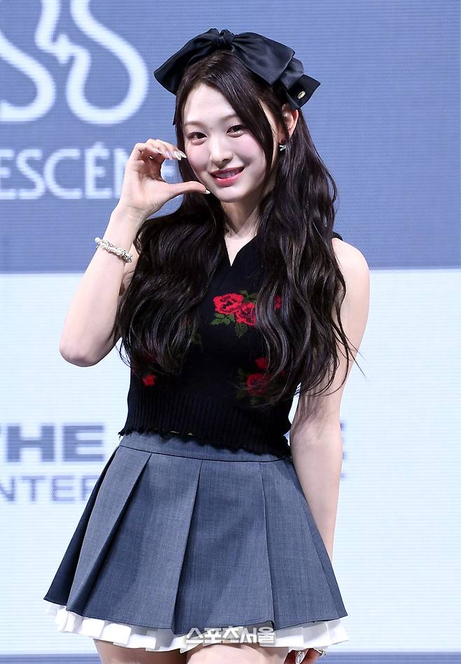 리센느(RESCENE)의 미나미가 26일 서울 광진구 예스24 라이브홀에서 진행된 데뷔 싱글 앨범 ‘리 씬(Re:Scene)’ 발매 기념 미디어 쇼케이스에서 취재진을 향해 포즈를 취하고 있다.원이, 미나미, 리브, 메이, 제나로 구성된 5인조 걸그룹 리센느는 ‘장면(Scene)’과 향(Scent)‘의 의미를 결합해 향을 통해 ’다시 장면을 떠올린다‘는 컨셉트를 담고 있다. 2024. 3. 26. 박진업 기자 upandup@sportsseoul.com