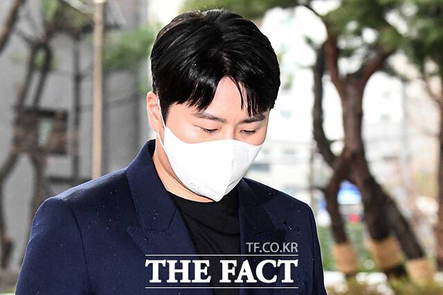 음주운전 및 운전자 바꿔치기 혐의를 받는 가수 이루가 26일 항소심에서 징영혁 집행유예를 선고받았다. 사진은 지난 7일 오후 서울 마포구 서울서부지방법원에서 열린 항소심 공판에 출석하고 있는 이루 모습. /서예원 기자