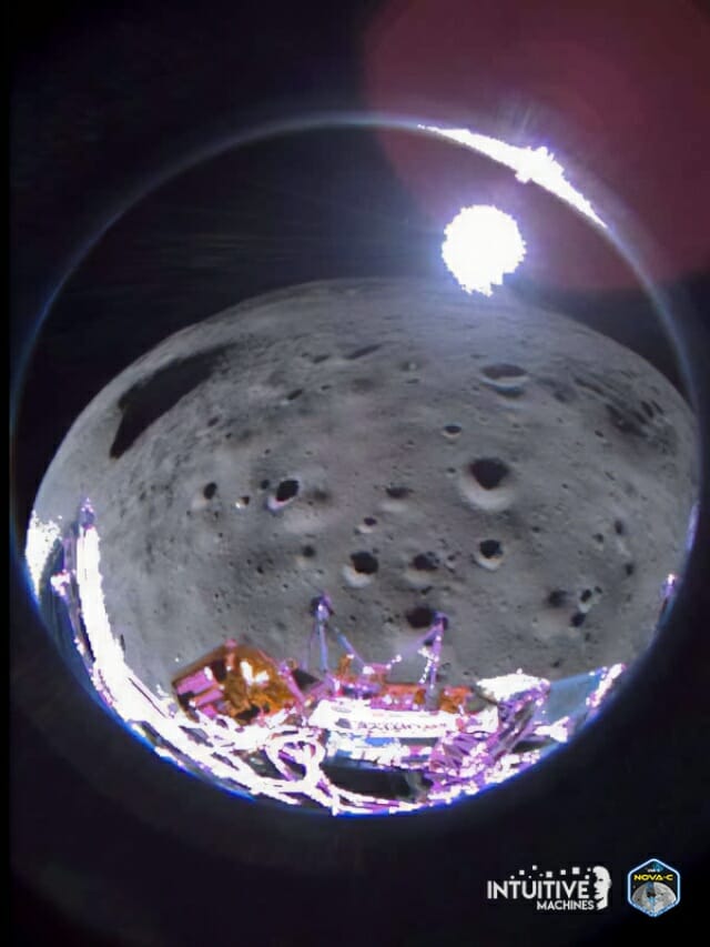 오디세우스가 지난 달 22일 달 착륙 지점에 접근하는 동안 촬영한 달 표면을 배경으로 한 셀카 사진 (사진=인튜이티브 머신스)