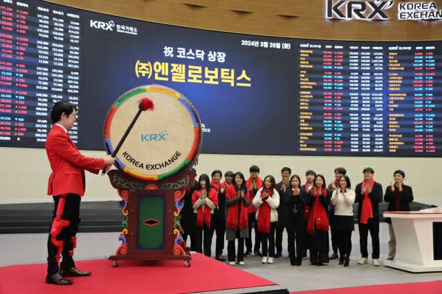 공경철 대표가 26일 엔젤로보틱스 코스닥 상장을 축하하고 있다. (사진=엔젤로보틱스)