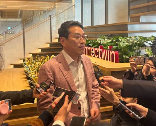 조주완 LG전자 최고경영자(CEO) 사장이 26일 서울 여의도 LG트윈타워에서 제 22기 정기 주주총회 이후 기자들의 질문에 대답하는 모습.(사진=지디넷코리아)