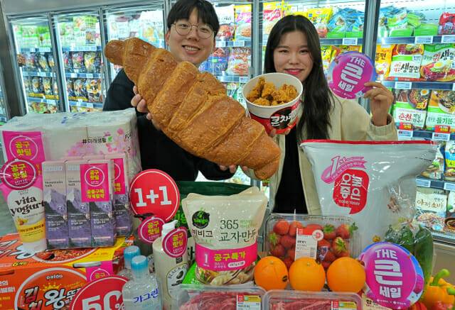 롯데마트 제타플렉스 서울역점에서 창립행사를 홍보하고 있는 모델의 모습