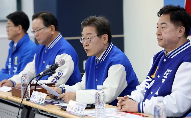 이재명 더불어민주당 대표가 25일 오전 경남 창원시 의창구 더불어민주당 경남도당에서 열린 현장 중앙선거대책위원회의에서 발언을 하고 있다. 2024.3.25/뉴스1
