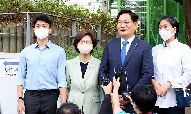 2022년 5월 27일 송영길 당시 더불어민주당 서울시장 후보가 서울 용산구 이촌제1동 사전투표소에서 가족들과 함께 6.1지방선거 사전투표를 마친 뒤 발언을 하고 있다. 왼쪽부터 아들 송주환씨, 배우자 남영신씨, 송영길 서울시장 후보, 딸 송현주씨. /뉴스1