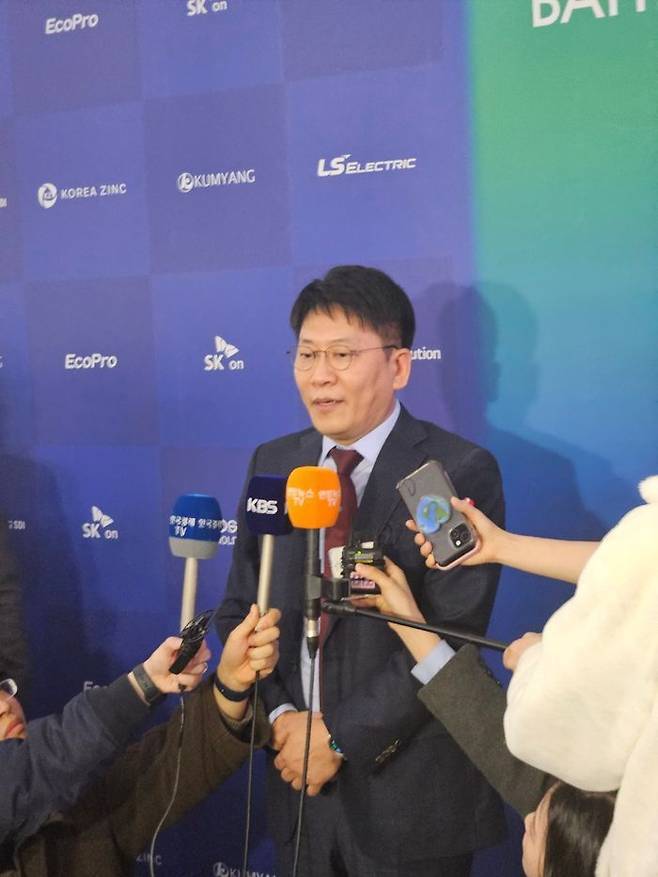 김동명 LG에너지솔루션 사장이 6일 울 강남구 코엑스에서 열린 '인터배터리 2024'에서 취재단의 질의에 답하고 있다. ⓒ데일리안 정진주 기자