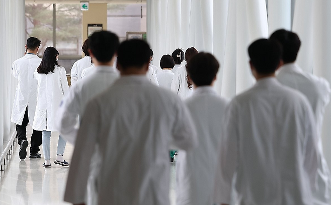 서울 한 대형 병원에 의료진들이 걸어가고 있다. ⓒ연합뉴스