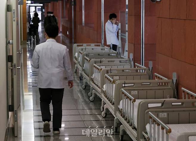 서울시내 한 대학병원에서 의료진이 줄지어 선 환자침대 옆으로 지나가고 있다. ⓒ뉴시스