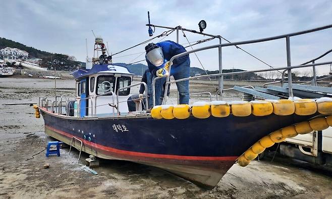 4월1일부터 충남 태안군 외도·방포항을 운항할 대덕호에 안전 시설물을 설치하는 공사가 진행되고 있다. 태안군 제공