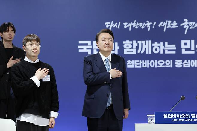 윤석열 대통령이 26일 충북 청주시 청원구 동부창고에서 첨단바이오의 중심에 서다, 충북을 주제로 열린 스물네 번째 국민과 함께하는 민생토론회에서 국기에 경례하고 있다. 연합뉴스