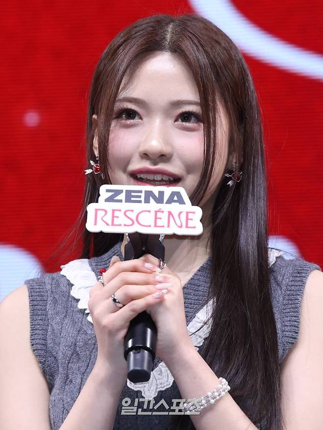 걸그룹 리센느(RESCENE) 제나가 26일 오후 서울 광진구 예스24라이브홀에서 열린 싱글 1집 'Re:Scene'(리 씬) 발매 기념 쇼케이스에 참석해 인사말을 하고 있다. 타이틀곡 'UhUh'(어어) MV 티저에서 리센느는 중독적인 사운드와 함께 세련되면서도 우아한 룩을 매치, K팝 팬들에게 신선한 아우라를 안겨주고 있다. 서병수 기자 qudtn@edaily.co.kr /2024.03.26/