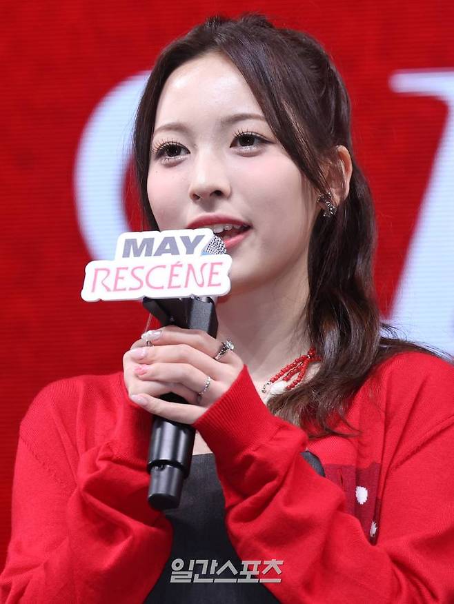 걸그룹 리센느(RESCENE) 메이가 26일 오후 서울 광진구 예스24라이브홀에서 열린 싱글 1집 'Re:Scene'(리 씬) 발매 기념 쇼케이스에 참석해 인사말을 하고 있다. 타이틀곡 'UhUh'(어어) MV 티저에서 리센느는 중독적인 사운드와 함께 세련되면서도 우아한 룩을 매치, K팝 팬들에게 신선한 아우라를 안겨주고 있다. 서병수 기자 qudtn@edaily.co.kr /2024.03.26/
