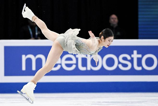 이해인이 21일 캐나다 몬트리올에서 열린 2024 ISU 피겨스케이팅 세계선수권대회 쇼트프로그램에서 연기를 펼치고 있다. AP=연합뉴스