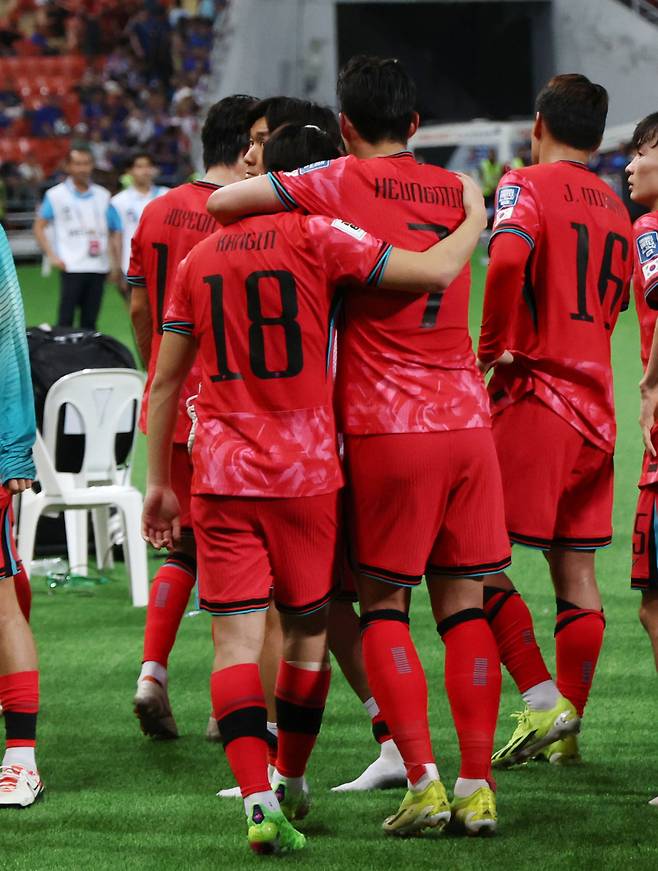 <yonhap photo-5405=""> 26일 태국 방콕 라자망갈라 스타디움에서 열린 2026 북중미 월드컵 아시아 지역 2차 예선 C조 4차전 한국과 태국의 경기. 3-0으로 승리한 한국의 손흥민과 이강인이 팬들에게 인사 후 어깨동무를 하고 있다. 사진=연합뉴스</yonhap>
