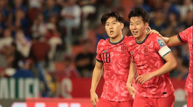 <yonhap photo-5165="">26일 태국 방콕 라자망갈라 스타디움에서 열린 2026 북중미 월드컵 아시아 지역 2차 예선 C조 4차전 한국과 태국의 경기. 후반전 골을 넣은 손흥민이 기뻐하고 있다. 사진=연합뉴스</yonhap>