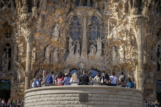 관광객들이 사그라다 파밀리아 성당을 둘러보고 있다. EPA=연합뉴스