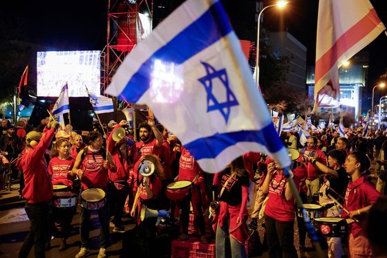 지난 16일 이스라엘 텔아비브에서 베냐민 네타냐후 이스라엘 총리 정부를 규탄하는 시위가 진행되고 있다. 로이터=연합뉴스