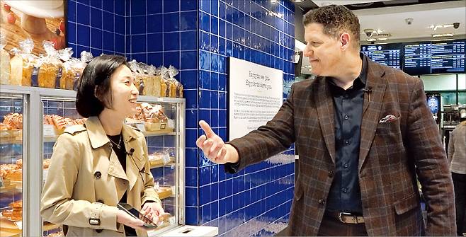 대런 팁톤 파리바게뜨 미국법인 최고경영자(CEO·오른쪽)가 지난 21일 뉴욕 맨해튼 40번 스트리트 7번 애비뉴 매장을 박신영 한국경제신문 뉴욕특파원에게 소개하고 있다.  이상은 한국경제TV PD