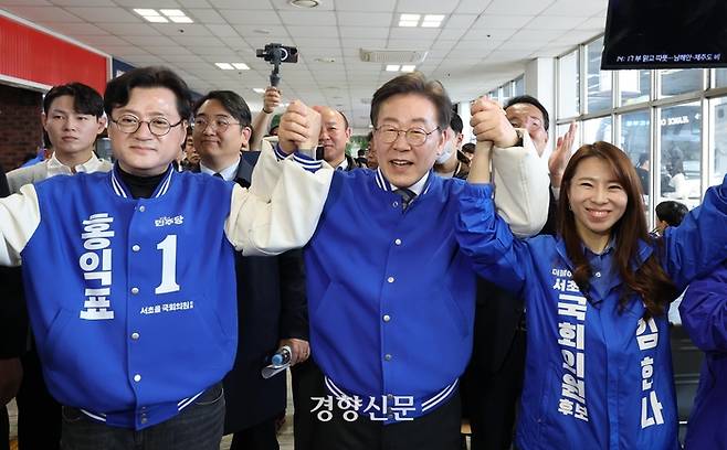 이재명 더불어민주당 대표 겸 상임공동선대위원장이 지난 24일 오후 서울 서초구 고속버스터미널에서 시민들에게 지지를 호소하고 있다. 김창길 기자