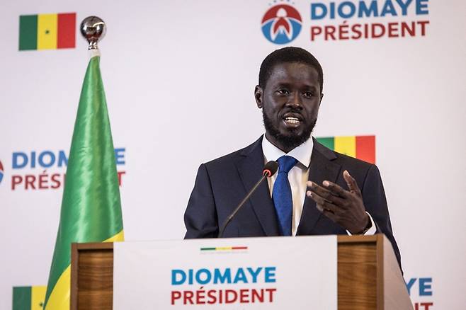 세네갈 새 대통령을 사실상 확정된 바시루 디오마예 파예 후보가 25일(현지시간) 수도 다카르에서 기자회견을 열고 있다. AFP연합뉴스