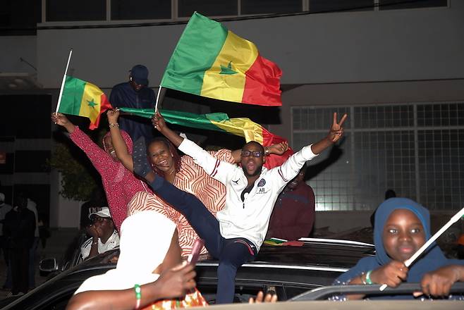 세네갈 야권 지지자들이 24일(현지시간) 수도 다카르에서 바시루 디오마예 파예 대선 후보의 승리를 바라는 구호를 외치고 있다. EPA연합뉴스