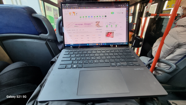 버스 안에서 화면 하나만 사용한 ‘노트북 모드’. 정옥재 기자