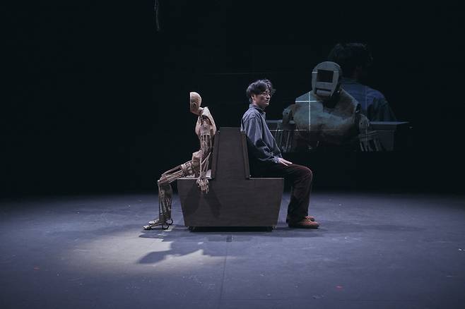 두산아트랩 연극 ‘사회적 청소년기를 바탕으로 한 창작과정이 인형작업자의 창작과정에 미치는 영향: 호르헤 루이스 보르헤스의 ‘타자’를 중심으로’의 한 장면. ⓒ두산아트센터