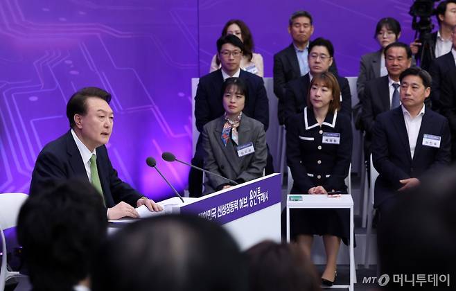 윤석열 대통령이 25일 경기 용인시청에서 '대한민국 신성장동력 허브, 용인특례시'를 주제로 열린 스물세 번째 국민과 함께하는 민생토론회에서 발언하고 있다./사진=뉴시스