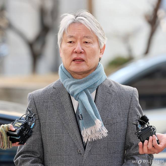 전공의 집단 사직에 관여한 혐의를 받는 노환규 전 대한의사협회장이 지난 9일 서울 마포구 서울경찰청 광역수사단에 출석하기 전 입장을 밝히고 있다./사진=뉴시스