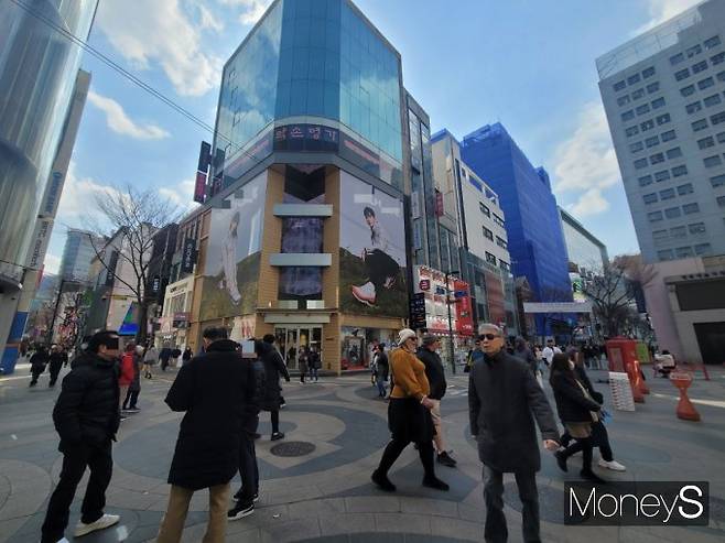 지난 3월19일 방문한 서울 중구 명동거리. 평일 오후의 시간에도 사람들로 가득했다.  /사진=신유진 기자