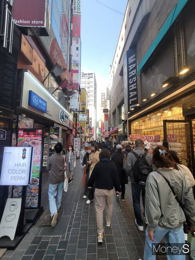 서울 중구 명동거리 로드숍엔 제품을 구경하고 시연하는 이들로 활기찬 분위기를 뿜어냈다. 화장품뿐 아니라 의류 매장과 식당가에도 사람들로 북적였다./사진=신유진 기자