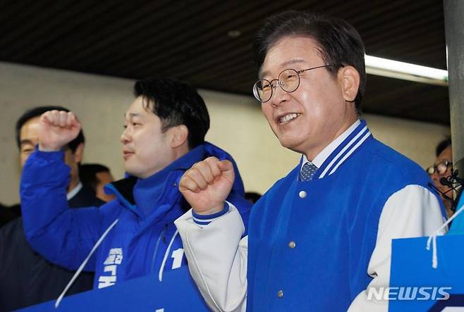 [서울=뉴시스] 조성봉 기자= 이재명 더불어민주당 대표가 26일 오전 서울 서대문구 아현역에서 시민들에게 김동아 서대문구갑 후보의 지지를 호소하고 있다.  (공동취재) 2024.03.26. photo@newsis.com