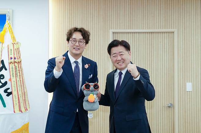 [제주=뉴시스] 26일 제주도청을 찾은 배우 김정태가 오영훈 제주도지사와 기념 촬영을 하고 있다. (사진=제주도 제공) 2024.03.26. photo@newsis.com *재판매 및 DB 금지