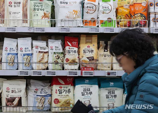 [서울=뉴시스] 권창회 기자 = 1분기 국제 곡물가가 전년보다 큰 폭으로 하락하며 가공식품 물가가 안정을 찾을 가능성이 높아졌다는 분석이 나온다. 6일 농림축산식품부와 한국농촌경제연구원 등에 따르면 1분기 국제곡물 선물가격지수는 123.5로 예측됐다. 전년 동기(158.8)보다 22%가량 하락한 수준이다 사진은 6일 오후 서울 시내 대형마트에 진열된 밀가루. 2024.03.06. kch0523@newsis.com