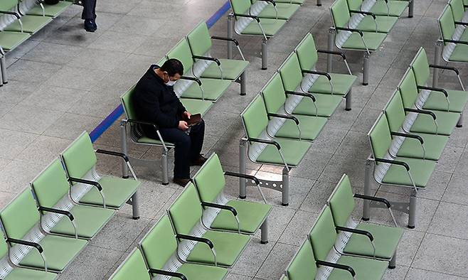 정부의 의대 증원 추진에 반발해 전국 의대 교수들이 집단 사직한 25일 광주 동구 조선대학교 병원이 한적한 모습을 보이고 있다. 뉴스1