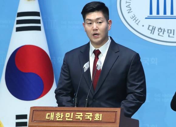 김재섭 ‘제22대 총선 도봉구갑 출마 선언’ - 김재섭 전 국민의힘 도봉갑 당협위원장이 13일 오후 서울 여의도 국회 소통관에서 기자회견을 갖고 제22대 국회의원선거(총선) 서울 도봉구갑 출마를 선언하고 있다. 2024.2.13  뉴스1