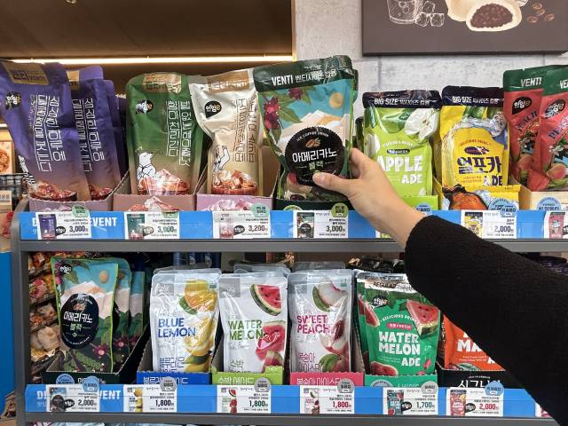 고객이 이마트24에서 대용량 파우치 음료를 고르고 있다. 사진 제공=이마트24