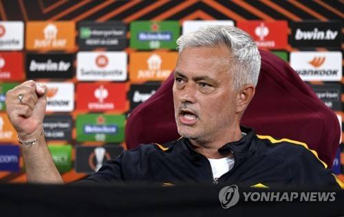지난 1월 성적 부진으로 AS로마에서 경질된 후 휴식기를 보내고 있는 세계적인 명장 조제 무리뉴 감독은 여전히 자신이 왜 해임됐는지 의문을 감추지 못했다. 무리뉴 감독 체제에서 로마는 지난 2년 동안 UEFA 유로파 컨퍼런스리그 우승과 유로파리그 준우승을 맛봤다. 그러나 무리뉴 감독의 3번째 시즌에 리그에서 부진이 이어져 순위가 9위까지 추락하자 로마는 무리뉴 감독과 결별하기로 결정했다. 연합뉴스