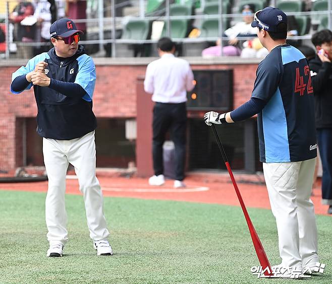 김태형 롯데 자이언츠 감독이 지난 3월 24일 SSG 랜더스와의 2024 신한 SOL Bank KBO리그 시즌 2차전에 앞서 포수 정보근에게 타격 지도를 하고 있다. 사진 엑스포츠뉴스 DB