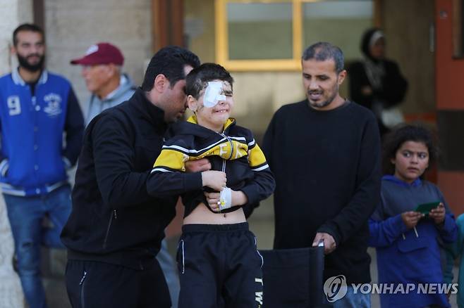 가자지구 병원서 고통을 호소하는 소년 [데이르 알발라 신화=연합뉴스 자료사진]
