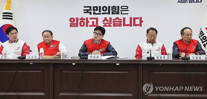 발언하는 한동훈 위원장 (서울=연합뉴스) 이정훈 기자 = 국민의힘 한동훈 비상대책위원장 겸 총괄 선거대책위원장이 24일 서울 여의도 중앙당사에서 열린 중앙선거대책위원회의에서 발언하고 있다. 2024.3.24 uwg806@yna.co.kr