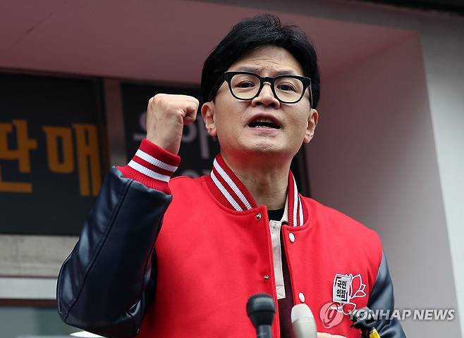 발언하는 한동훈 비대위원장 (울산=연합뉴스) 장지현 기자 = 국민의힘 한동훈 비상대책위원장 겸 총괄 선거대책위원장이 26일 오후 울산시 동구 동울산종합시장을 찾아 발언하고 있다. 2024.3.26 jjang23@yna.co.kr