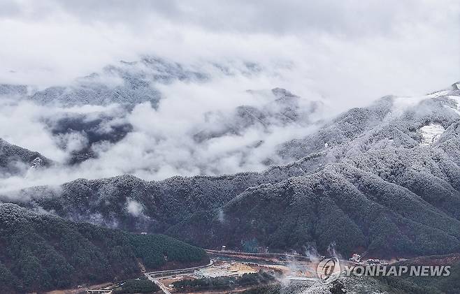 봄 위에 겨울 살짝 (인제=연합뉴스) 양지웅 기자 = 강원 산지를 중심으로 최대 30㎝ 이상 폭설이 내린 26일 오전 강원 인제군 기린면에서 바라본 백두대간 고지대에 눈이 덮여 있다. 2024.3.26 yangdoo@yna.co.kr